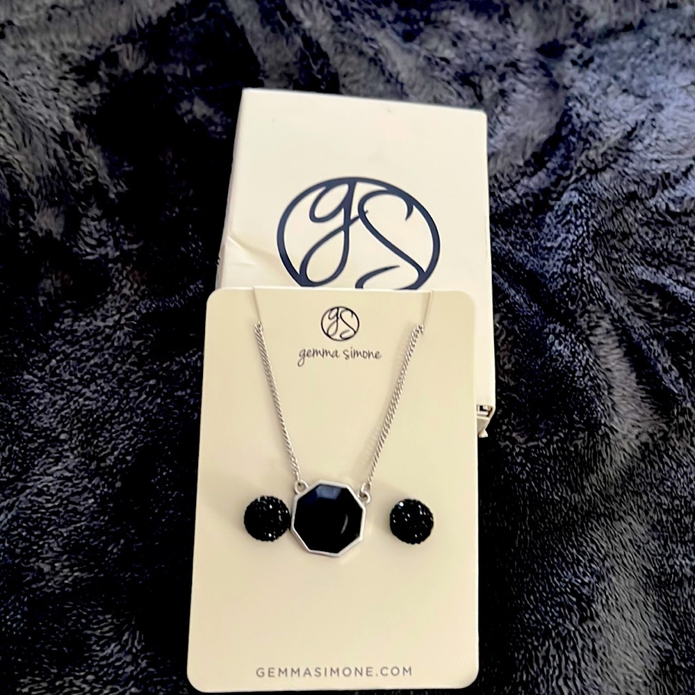 Sparkling black earrings and silver necklace with black pendent